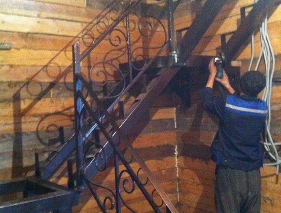 Кованная лестница в коттедж